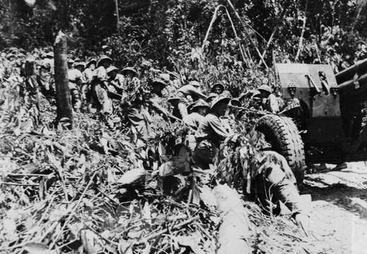 Bộ đội ta kéo những khẩu pháo nặng hàng chục tấn vượt núi, xuyên rừng vào chiến trường Điện Biên Phủ.  (Ảnh: Tư liệu)