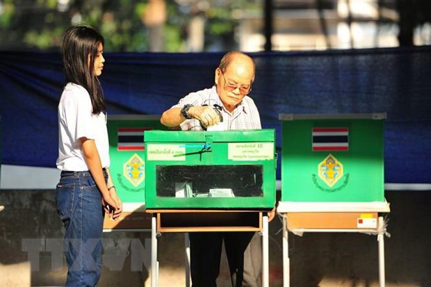 Cử tri bỏ phiếu tại một điểm bầu cử ở Bangkok, Thái Lan, ngày 24/3/2019.