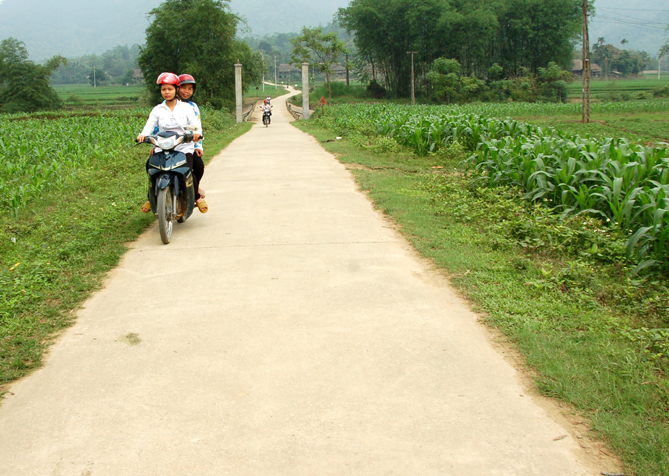 Các xã của huyện Lục Yên đều có phong trào làm đường giao thông nông thôn phát triển.
