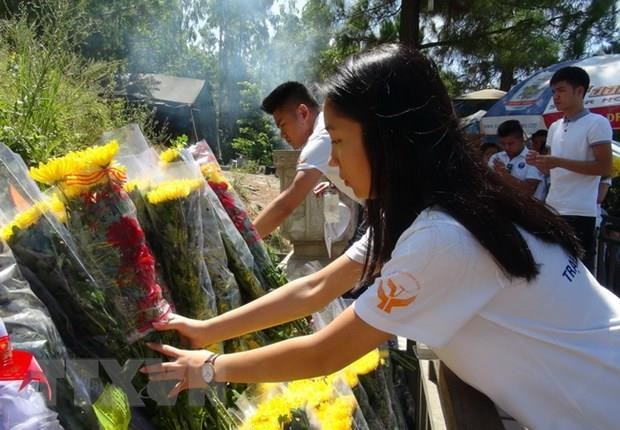 Người dân dâng hương, hoa viếng mộ Đại tướng Võ Nguyên Giáp.