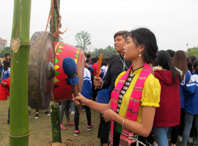 Nam, nữ thanh niên người Thái Nghĩa Lộ - Mường Lò vui “Hảng cống” trong lễ hội ngày xuân.