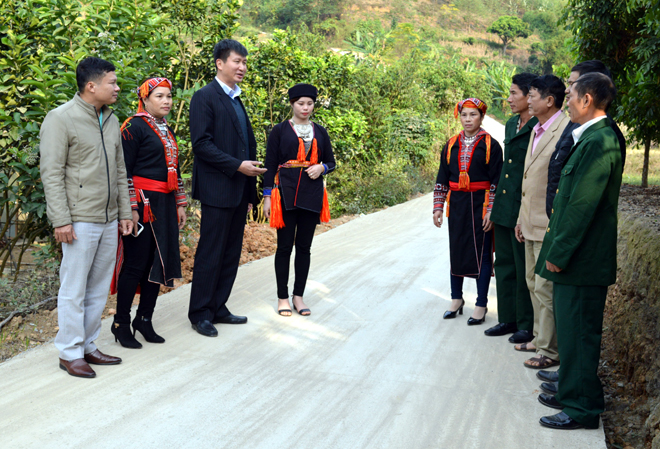 Đồng chí Trần Huy Tuấn - Bí thư Huyện ủy Văn Yên (thứ 3, trái sang) trao đổi với người dân thôn Khe Tăng, xã An Bình về xây dựng nông thôn mới.