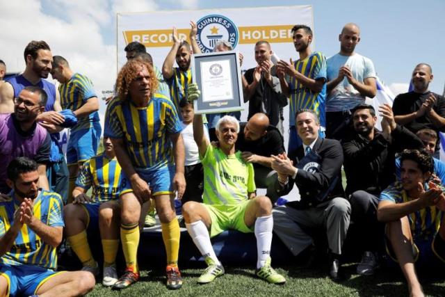Ông Isaak Hayik chính thức được công nhận kỷ lục cầu thủ nhiều tuổi nhất thế giới vẫn còn thi đấu chuyên nghiệp vào ngày 5-4-2019.