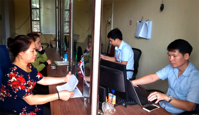 Cán bộ BPPVHCC xã Minh An, huyện Văn Chấn sử dụng CNTT giải quyết công việc cho người dân.