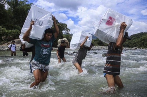 Nhân viên vận chuyển các thùng phiếu cho cuộc tổng tuyển cử tại làng Bonto Matinggi, tỉnh Nam Sulawesi, Indonesia hôm 16/4.