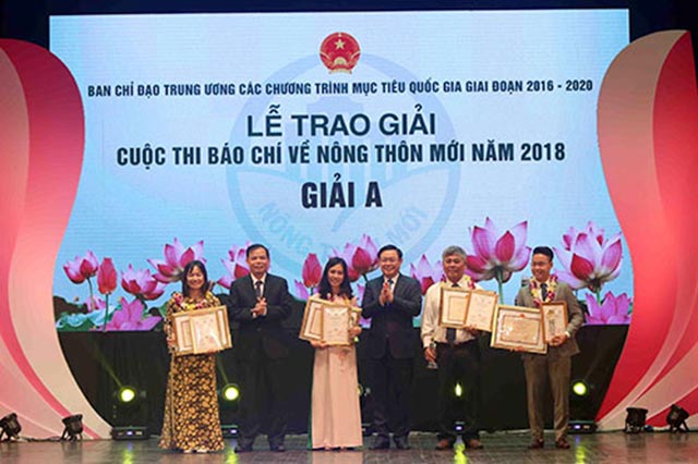 Phó thủ tướng Vương Đình Huệ trao giải cho các tác phẩm báo chí đạt Giải A cuộc thi báo chí về nông thôn mới năm 2018.