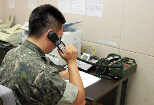 Binh sĩ Hàn Quốc liên lạc với người đồng cấp Triều Tiên qua đường dây nóng quân sự.