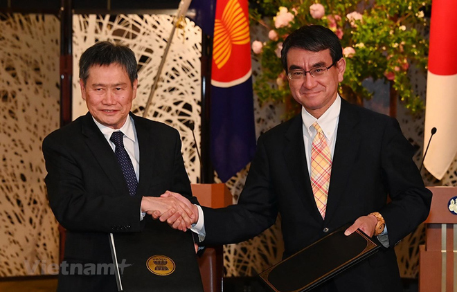 Tổng thư ký ASEAN Lim Jock Hoi và Bộ trưởng Bộ Ngoại giao Nhật Bản Taro Kono tại lễ ký kết.