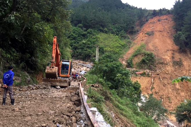 Đơn vị thi công nỗ lực khắc phục sự cố sạt lở tuyến tỉnh lộ 174 đi huyện Trạm Tấu do ảnh hưởng của trận mưa lũ ngày 16/7/2018.