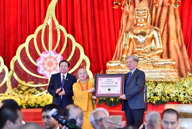 Thượng tọa Thích Nhật Từ, Phó Tổng Thư ký Ủy ban Tổ chức Quốc tế ICDV-Vesak 2019 đại diện BTC nhận kỷ niệm chương từ Hội Liên Minh Kỷ lục thế giới và Kỷ lục gia Việt Nam.