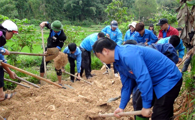 Đoàn viên thanh niên huyện Lục Yên tham gia làm đường giao thông nông thôn.