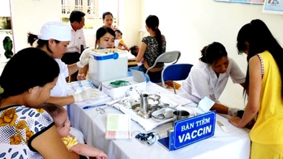 Bộ Y tế khuyến cáo người dân cần đưa trẻ đi tiêm vaccine sởi đầy đủ.