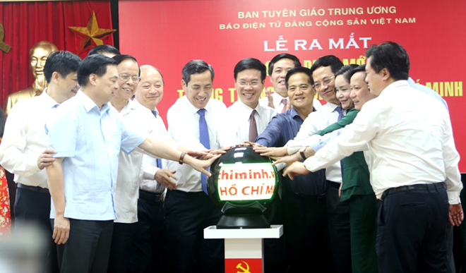 Các đại biểu nhấn nút phát mạng giao diện mới Trang Thông tin điện tử Hồ Chí Minh.