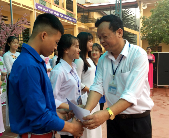 Thầy Hiệu trưởng Nguyễn Xuân Tuyên trao thưởng cho các tiết mục đạt giải cao trong Hội thi kể chuyện và hát về Bác Hồ do nhà trường tổ chức.