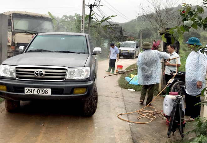 Phun tiêu độc khử trùng tại chốt kiểm dịch thị trấn Nông trường Trần Phú, huyện Văn Chấn. (Ảnh: Mạnh Cường)