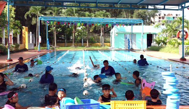 Trẻ em cần được thường xuyên tập luyện môn bơi và các kỹ năng an toàn trong môi trường nước. Ảnh minh họa.