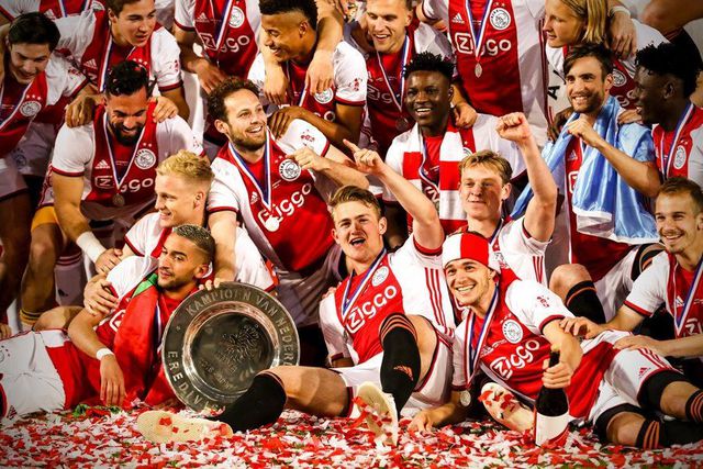 Các cầu thủ Ajax Amsterdam ăn mừng với chiếc cúp vô địch quốc gia Hà Lan, danh hiệu cúp quốc nội thứ 2 họ giành được ở mùa giải này.