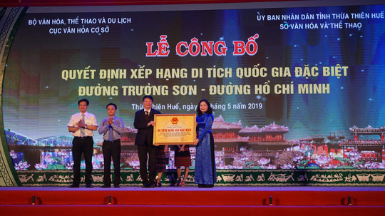 Thứ trưởng Trịnh Thị Thủy trao bằng xếp hạng Di tích cấp quốc gia đặc biệt Đường Trường Sơn cho UBND tỉnh Thừa Thiên Huế.