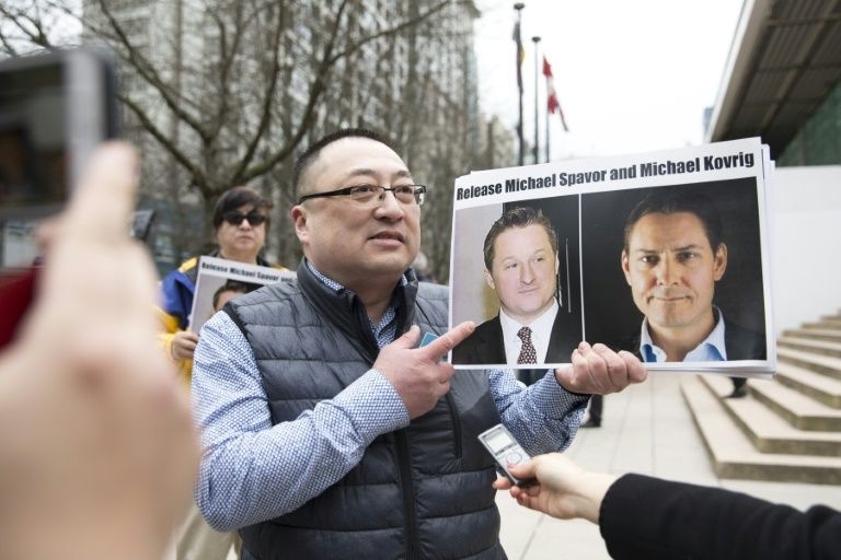 Trung Quốc chính thức bắt giữ hai công dân Canada.