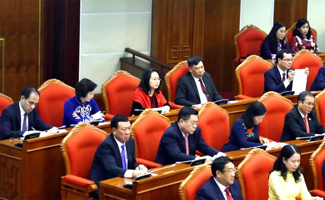 Đồng chí Phạm Thị Thanh Trà - Ủy viên Ban Chấp hành Trung ương Đảng, Bí thư Tỉnh ủy Yên Bái (hàng cuối, thứ 2 từ trái sang) cùng các đại biểu tham dự Hội nghị.