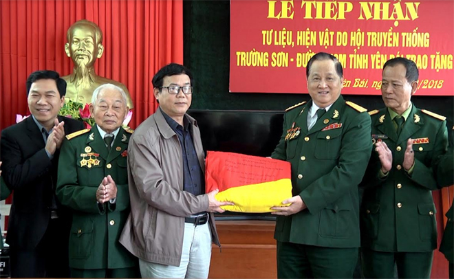 Hội Truyền thống Trường Sơn - đường Hồ Chí Minh tỉnh Yên Bái trao tặng tư liệu, hiện vật cho Bảo tàng tỉnh Yên Bái.