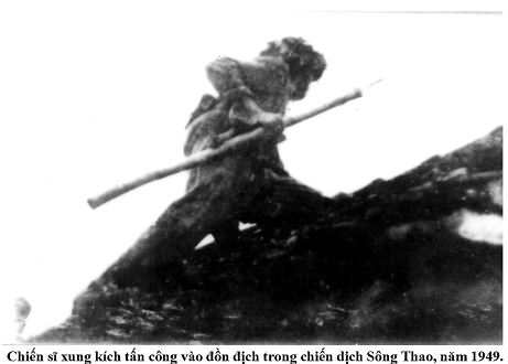Chiến sỹ xung kích tấn công vào đồn địch trong Chiến dịch sông Thao, năm 1949.
