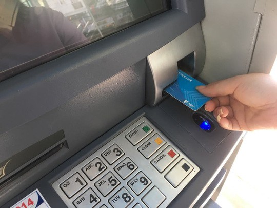 Thẻ ATM sử dụng công nghệ chip mang lại nhiều tiện ích và bảo mật tốt hơn cho khách hàng.