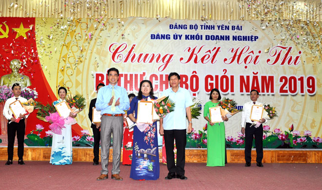 Ban Tổ chức trao giải Nhất cho thí sinh Nguyễn Thu Hằng - Đảng bộ Bưu điện tỉnh.