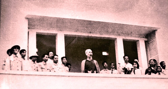 Bác Hồ nói chuyện với đồng bào các dân tộc Yên Bái tại sân vận động thị xã Yên Bái ngày 25/9/1958.