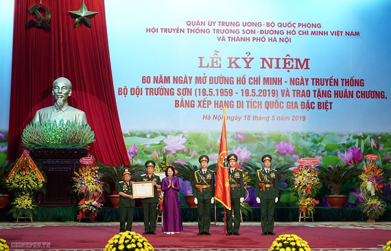 Phó Chủ tịch nước Đặng Thị Ngọc Thịnh trao Quyết định và gắn Huân chương Lao động Hạng Nhì cho Hội truyền thống Trường Sơn - đường Hồ Chí Minh Việt Nam.