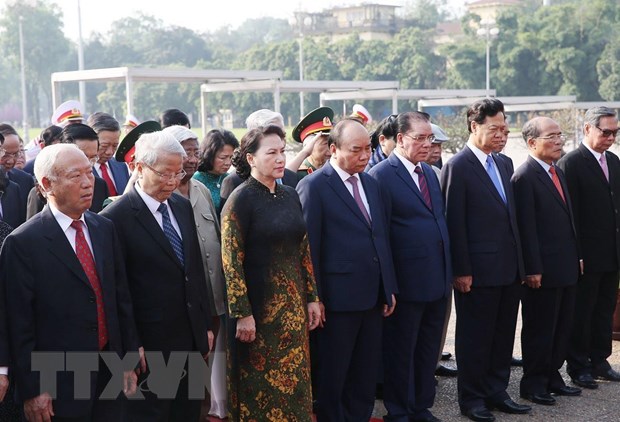 Đoàn đại biểu lãnh đạo, nguyên lãnh đạo Đảng, Nhà nước và MTTQ Việt Nam đến đặt vòng hoa và vào Lăng viếng Chủ tịch Hồ Chí Minh.