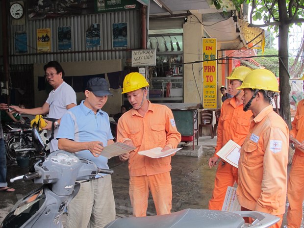 Nhân viên EVN Hà Nội tuyên truyền sử dụng điện an toàn, tiết kiệm.