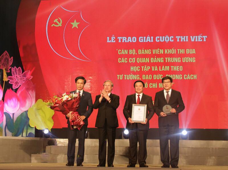 Đồng chí Trần Quốc Vượng trao Giải đặc biệt cho tập thể Học viện Chính trị quốc gia Hồ Chí Minh.