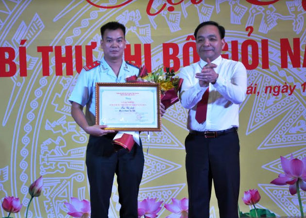 Ban Tổ chức trao giải Nhất cho thí sinh Lưu Bá Tỉnh- Chi bộ Thanh Tra tỉnh.