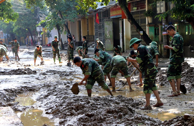 Lực lượng vũ trang thành phố Yên Bái tham gia khắc phục hậu quả mưa lũ gây ngập úng tại tuyến đường Thanh Niên.