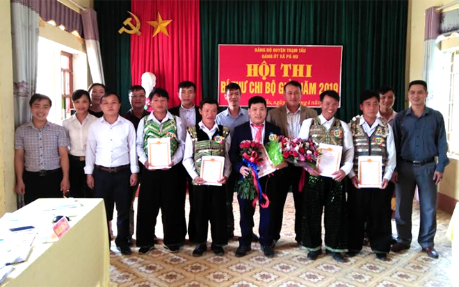 Các thí sinh xuất sắc đoạt giải trong Hội thi Bí thư Chi bộ giỏi năm 2019 của Đảng bộ xã Pá Hu.