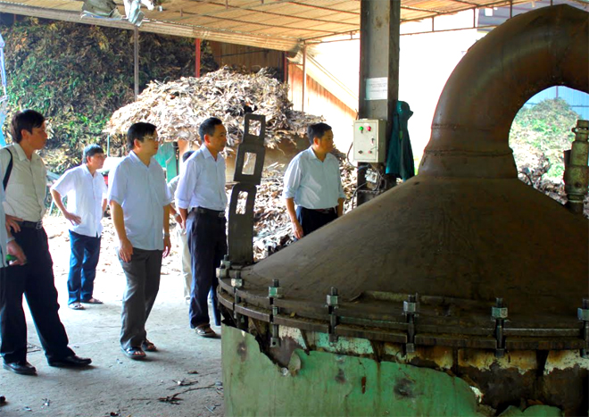 Lãnh đạo ngành thuế Yên Bái kiểm tra thực tế một cơ sở chế biến tinh dầu quế ở huyện Văn Yên.