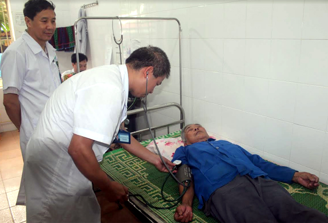 Cán bộ Trung tâm Y tế huyện Văn Chấn thăm khám cho bệnh nhân.
