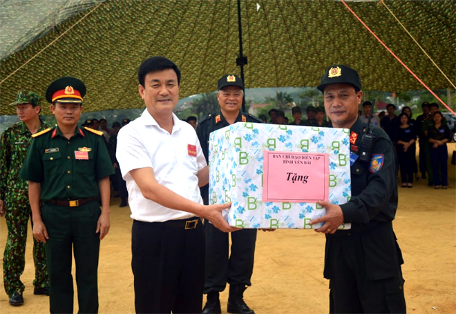 Đồng chí Nguyễn Chiến Thắng - Phó Chủ tịch UBND tỉnh, Trưởng ban Chỉ đạo diễn tập tỉnh tặng quà động viên lực lượng thực binh A2