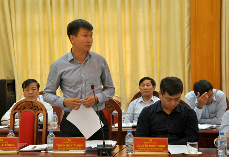 Đồng chí Trần Huy Tuấn, Bí thư Huyện ủy Văn Yên thông tin về kết quả thực hiện Nghị quyết Trung ương 6 khóa XII trên địa bàn huyện.