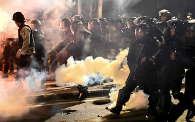 Cảnh sát Indonesia dùng hơi cay trấn áp người biểu tình ở thủ đô Jakarta đêm 22/5.