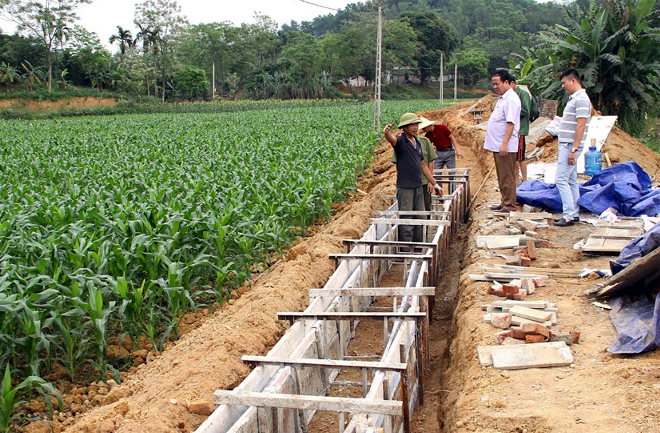 Lãnh đạo xã Văn Tiến kiểm tra thi công công trình kênh mương thủy lợi tại thôn Ngòi Sen.