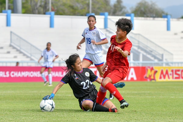 Một pha bóng trong trận tranh HCĐ giữa U15 nữ Việt Nam (áo đỏ) và U15 nữ Philippines.