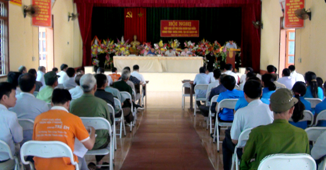 Toàn cảnh buổi tiếp xúc cử tri tại xã Bạch Hà, huyện Yên Bình.
