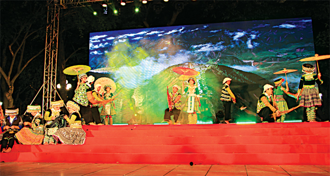 Một tiết mục của các nghệ nhân và diễn viên quần chúng huyện Trạm Tấu trong khuôn khổ sự kiện “Giới thiệu sắc màu văn hóa dân tộc Mông Yên Bái” tại Hà Nội.