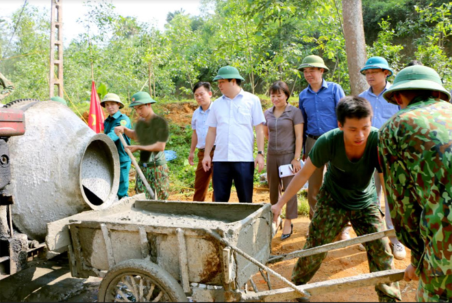Lãnh đạo huyện Yên Bình kiểm tra tiến độ làm đường GTNT tại xã Đại Đồng.