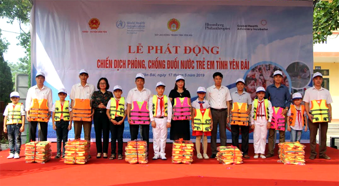 Lãnh đạo Sở LĐTB&XH và UBND huyện Văn Yên tặng áo phao cho các trường tiểu học tại Lễ phát động chiến dịch phòng, chống đuối nước cho trẻ em tỉnh Yên Bái năm 2019.