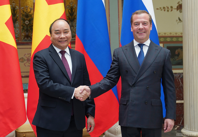 Thủ tướng Nguyễn Xuân Phúc bắt tay Thủ tướng Nga Dmitry Medvedev trước hội đàm.