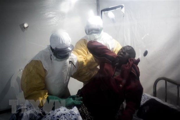 Nhân viên y tế hỗ trợ người nhiễm virus Ebola tại Trung tâm chăm sóc y tế khẩn cấp ở Beni, CHDC Congo ngày 15/8/2018.