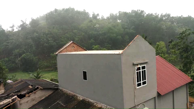 Một ngôi nhà ở xã Minh Quán, huyện Trấn Yên đã bay mất phần mái lợp sau trận giông lốc đêm 29/4.